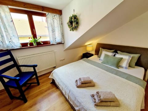 Bed, Bedroom, towels
