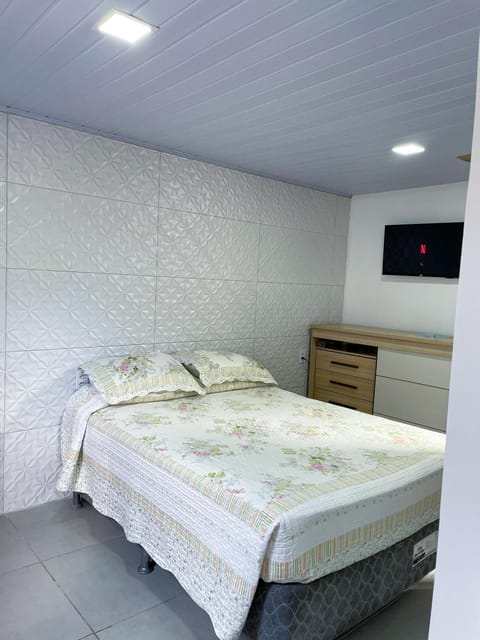 Bed, TV and multimedia, Photo of the whole room, Bedroom, locker