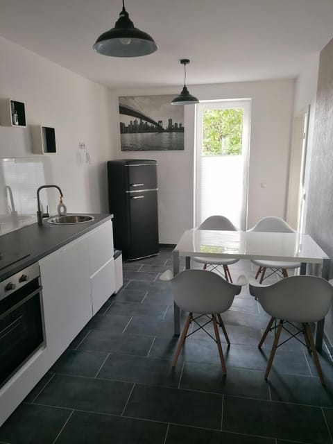 Kitchen or kitchenette, Dining area, dishwasher