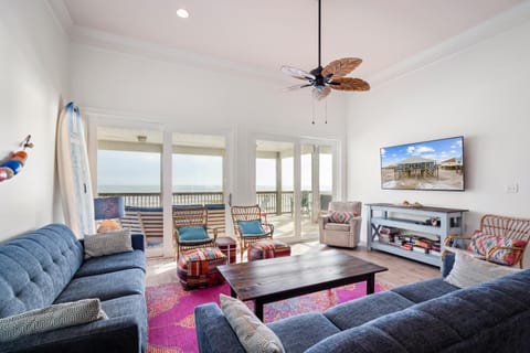 Kingfisher Gulf Front Pet Friendly Hot Tub House in Dauphin Island