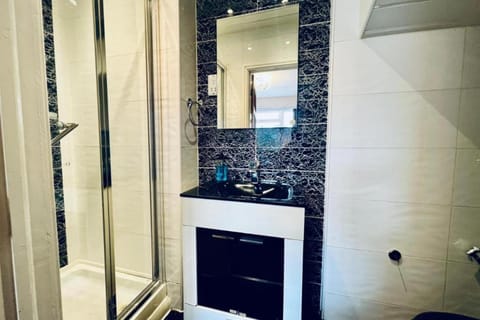 13 Guests - Free Parking - Manchester House House in Prestwich