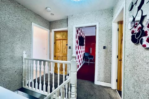 13 Guests - Free Parking - Manchester House House in Prestwich