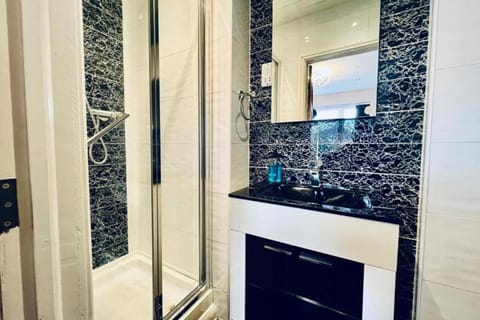 13 Guests - Free Parking - Manchester House House in Prestwich