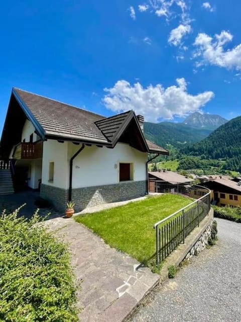 Property building, Day, Natural landscape, Mountain view