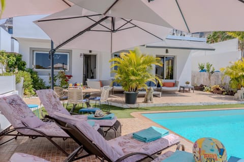Property building, Patio, Day, Pool view, Swimming pool, sunbed