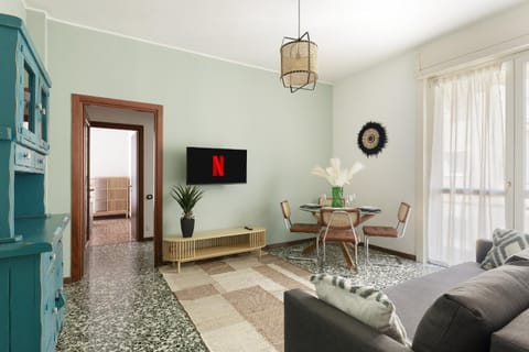 Communal lounge/ TV room, TV and multimedia, Living room, Seating area, Evening entertainment