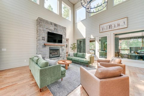 Deluxe Riverfront Cabin in Broken Bow with Hot Tub! Cabin in Arkansas