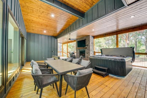 Deluxe Riverfront Cabin in Broken Bow with Hot Tub! Cabin in Arkansas