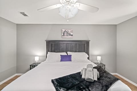 Bed, Bedroom, towels