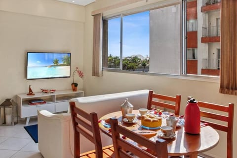 TV and multimedia, Living room, Seating area, Dining area, Food