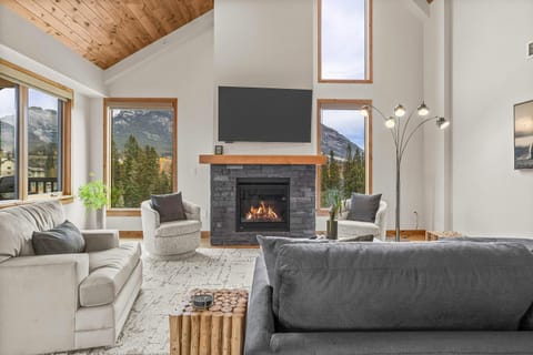 Natural landscape, TV and multimedia, Living room, Seating area
