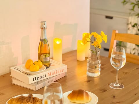 Kitchen or kitchenette, Food and drinks, Photo of the whole room, Seating area, Dining area