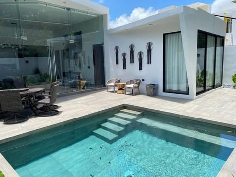 Property building, Patio, Day, Pool view, Swimming pool, sunbed