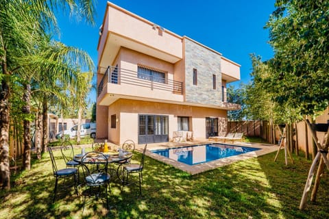 Property building, Patio, Spring, Day, Garden, Garden view, Pool view, Swimming pool, sunbed