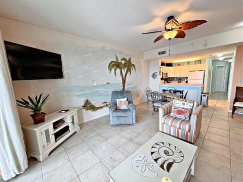 TV and multimedia, Kitchen or kitchenette, Living room, Seating area, Dining area