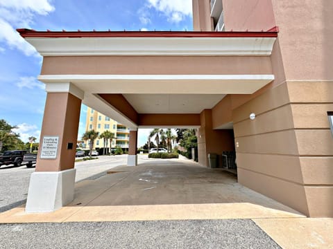 Property building, Facade/entrance, Day