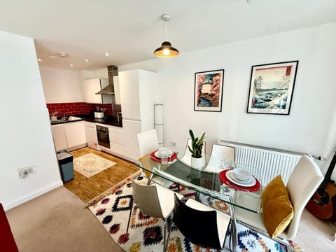 Issara Apartments 49 - Great location & Private Parking Apartment in Portsmouth