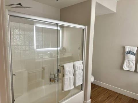 Cozy Resort-Style Experience - Garden View Apartment in Westwood