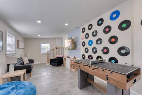 Communal lounge/ TV room, Game Room, TV and multimedia, Seating area, Evening entertainment