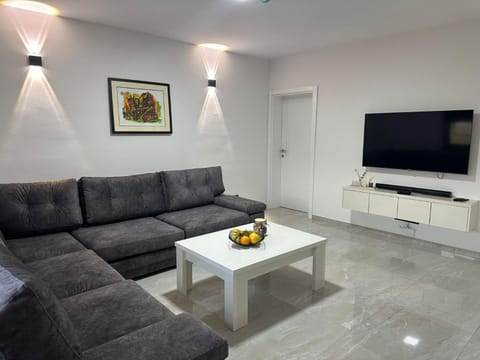 Communal lounge/ TV room, TV and multimedia, Living room, Seating area, Evening entertainment