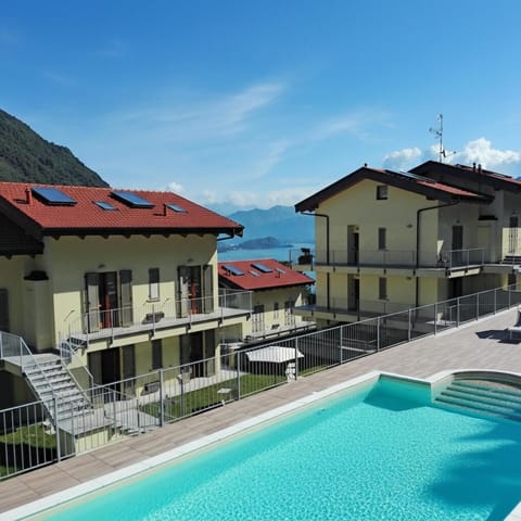 Property building, Day, Natural landscape, Lake view, Lake view, Mountain view, Pool view, Swimming pool, sunbed