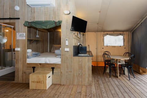 Bed, Kitchen or kitchenette, Dining area