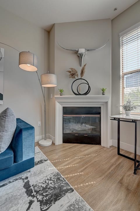 Penthouse One Bedroom Garden View Condo by UCLA Apartment hotel in Westwood