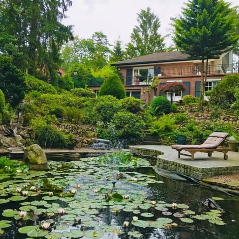 Property building, Garden, Garden, Balcony/Terrace, Garden view, Lake view