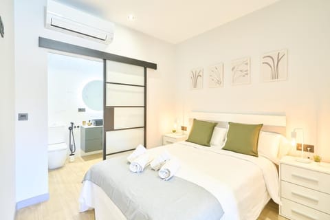 Bed, Photo of the whole room, Bedroom, air conditioner