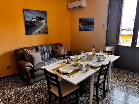 Living room, Seating area, Dining area, air conditioner