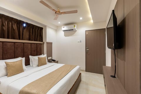 Bed, TV and multimedia, Photo of the whole room, Bedroom, wardrobe, air conditioner