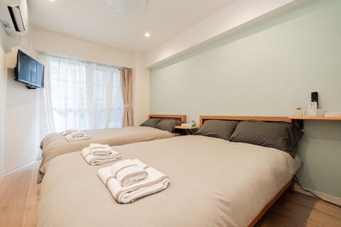 Bed, TV and multimedia, Balcony/Terrace, Photo of the whole room, Bedroom, towels, air conditioner