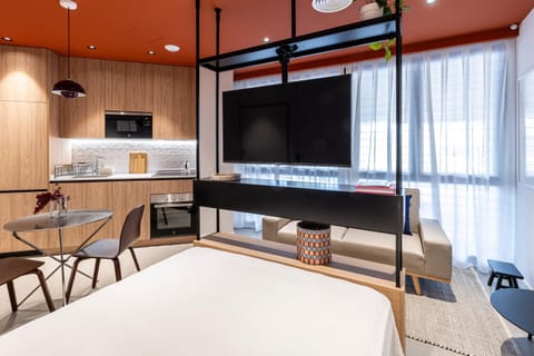 Bed, TV and multimedia, Kitchen or kitchenette, Living room, Dining area, Bedroom, microwave, oven