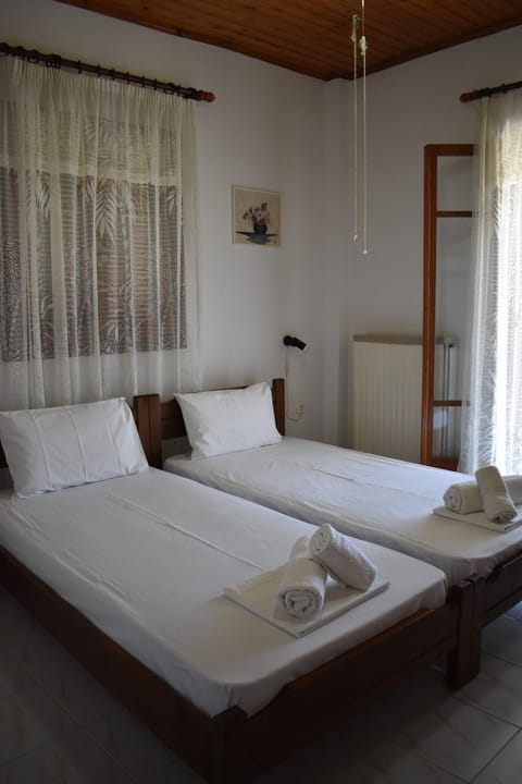 Bed, Bedroom, towels