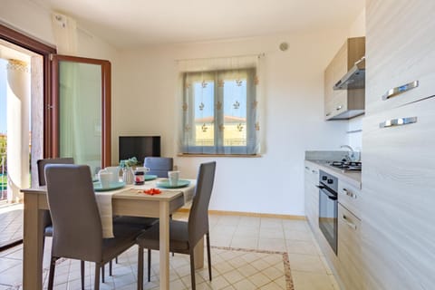 Kitchen or kitchenette, Dining area, stove