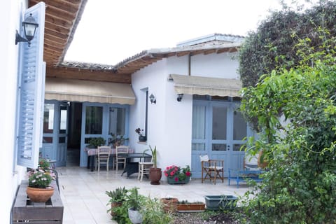 Property building, Patio, Patio, Spring, Day, Garden, Balcony/Terrace, Garden view