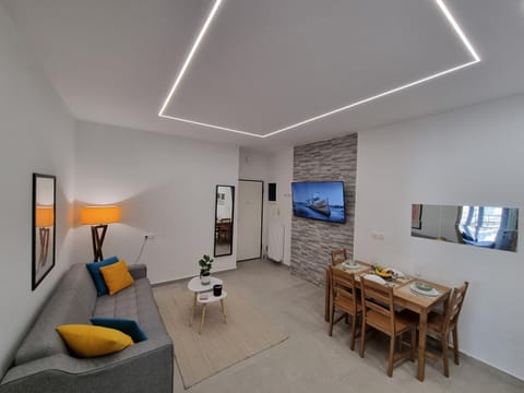 TV and multimedia, Living room, Seating area, Dining area