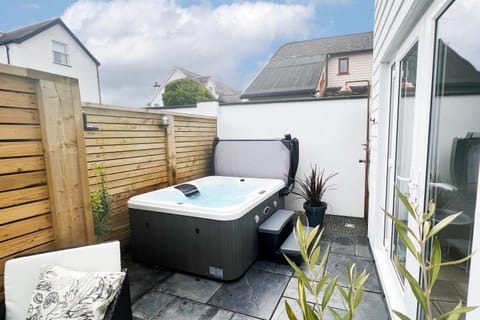 Property building, Hot Tub