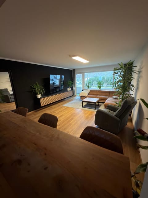 TV and multimedia, Living room, Seating area, Dining area
