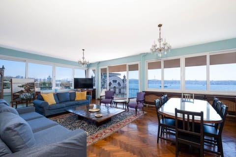 TV and multimedia, Living room, Dining area, City view, Landmark view, Sea view
