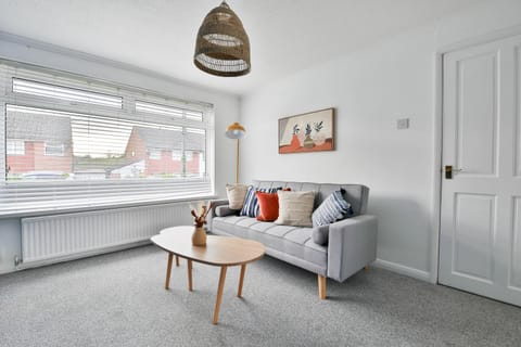 StayRight 3BR House- Modern Kitchen & Private Parking Apartment in Barry