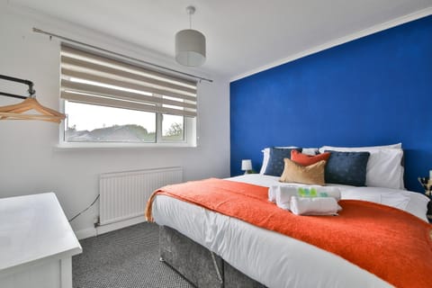 StayRight 3BR House- Modern Kitchen & Private Parking Apartment in Barry