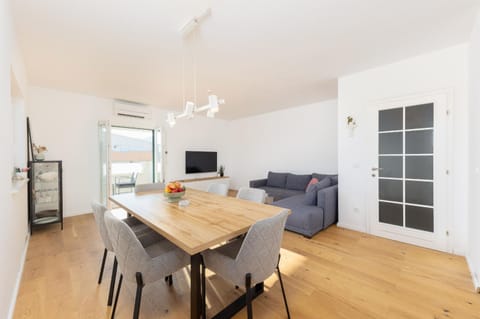 TV and multimedia, Living room, Dining area