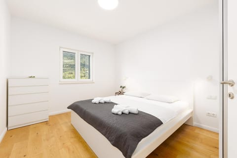 Bed, Bedroom, towels