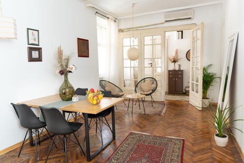 Living room, Seating area, Dining area, air conditioner