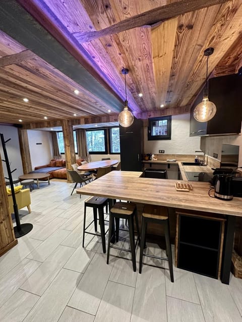 Communal lounge/ TV room, Kitchen or kitchenette, Dining area, stove