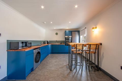 Kitchen or kitchenette, Dining area, microwave, oven, kitchen