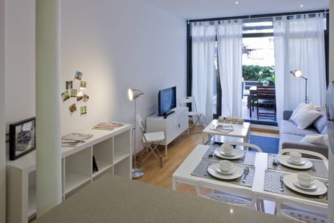 Day, TV and multimedia, Living room, Seating area, Dining area
