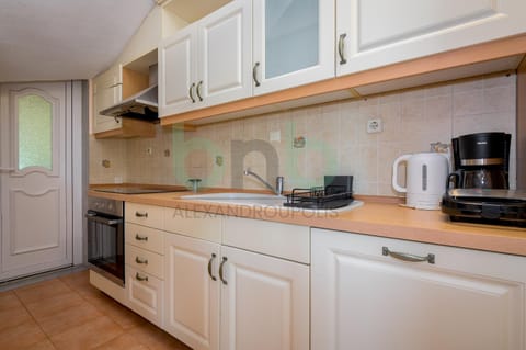 Coffee/tea facilities, Kitchen or kitchenette, oven, stove, toaster