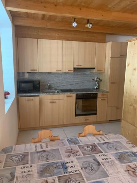Kitchen or kitchenette, Dining area, stove